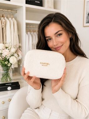 Chanel Beauty White Woven Twill
Pouch With Goldtone Accents Limited
Edition NWOT